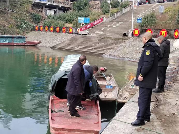 春運第一天，芷江水運事務(wù)中心執(zhí)法人員去碧涌大垅進行安全巡查，確保水上交通安全！ (4)